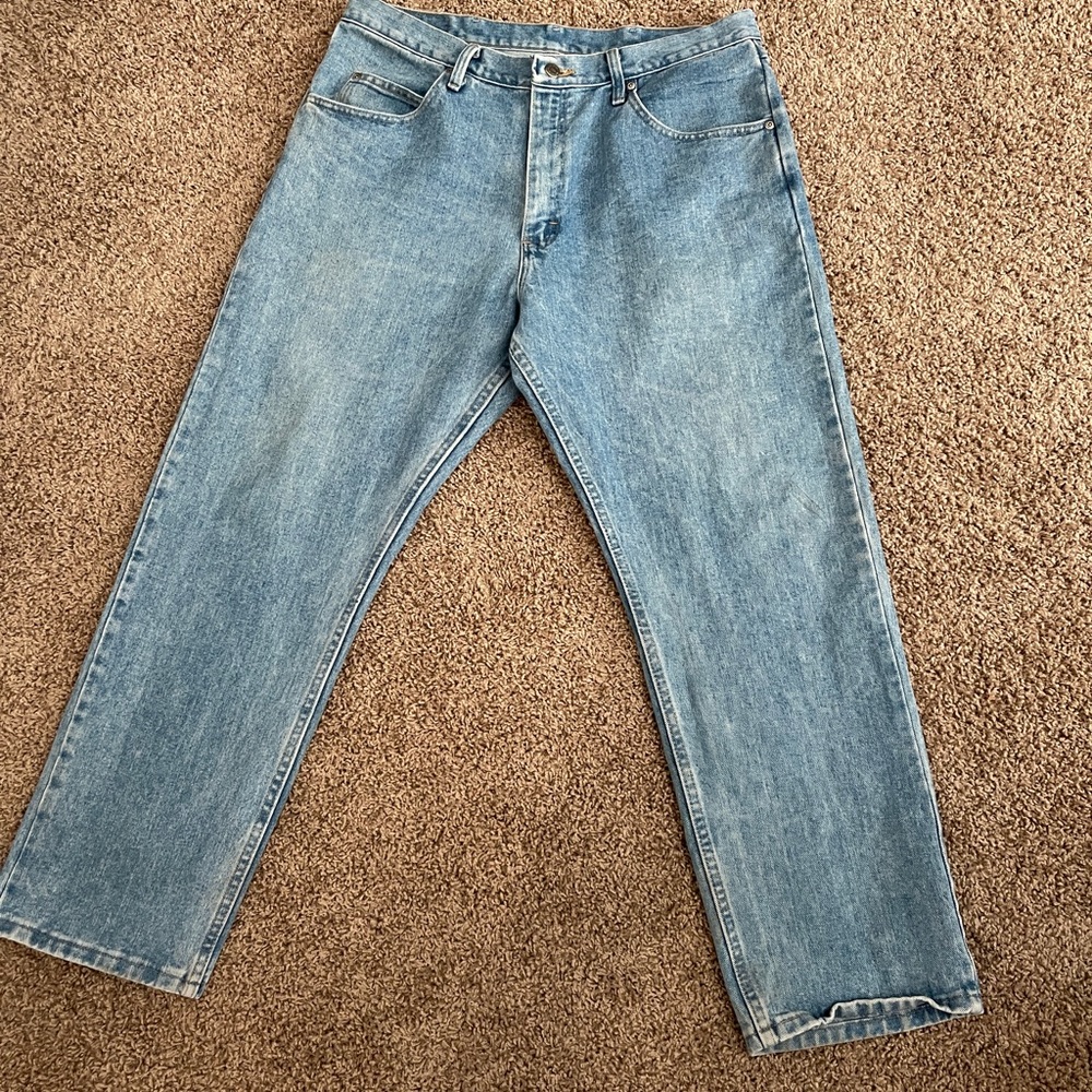 Wranglers premium quality relaxed fit size 36✨☺️ normal wear perfect light wash